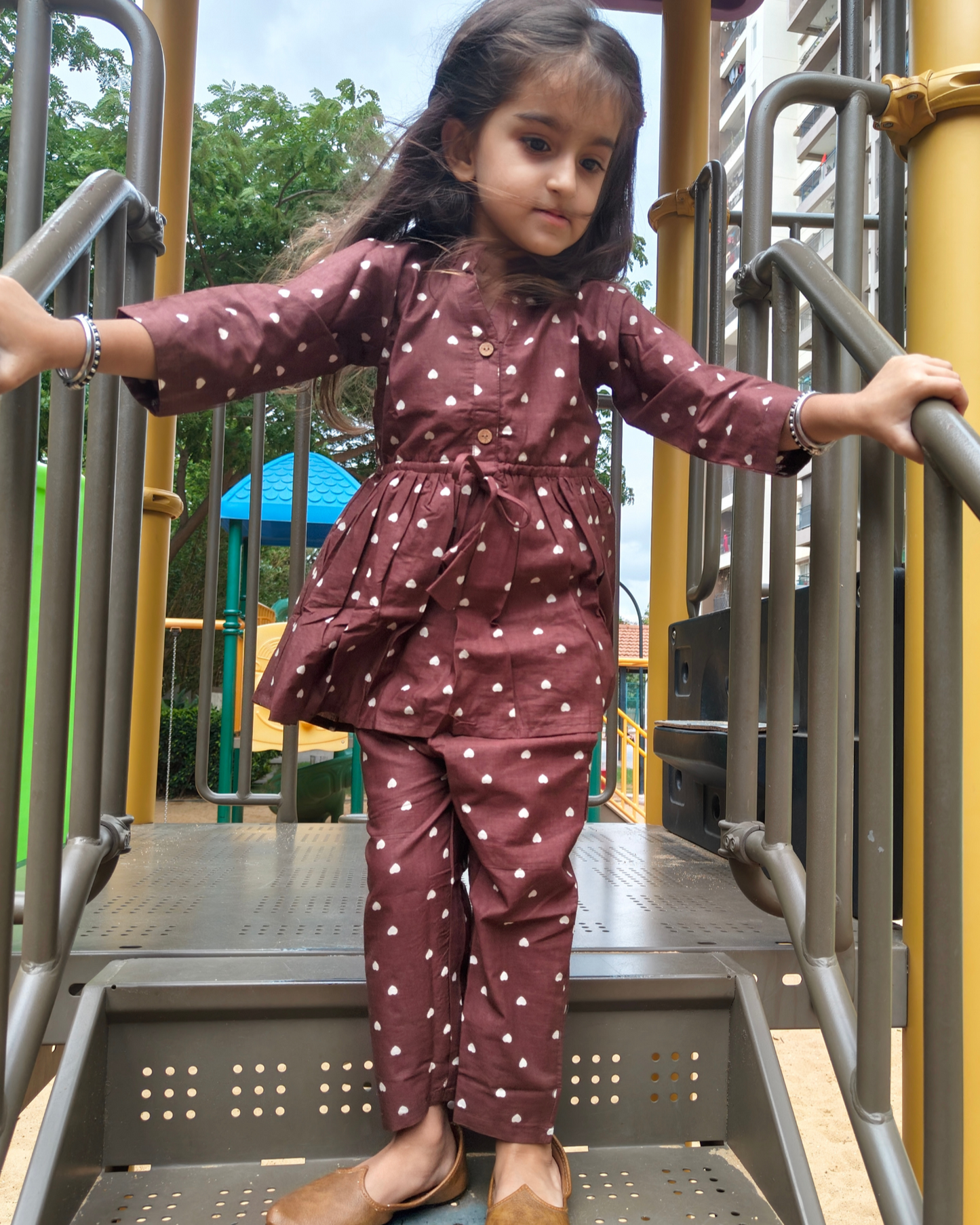 SnugBug Brown Girls Heart Printed three-fourth Girls Cotton Co-ord Set 